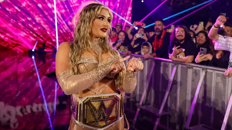 فيديو : إتحاد المصارعة WWE تقدم بطلاً جديداً يتحدى بطلها الحالى
