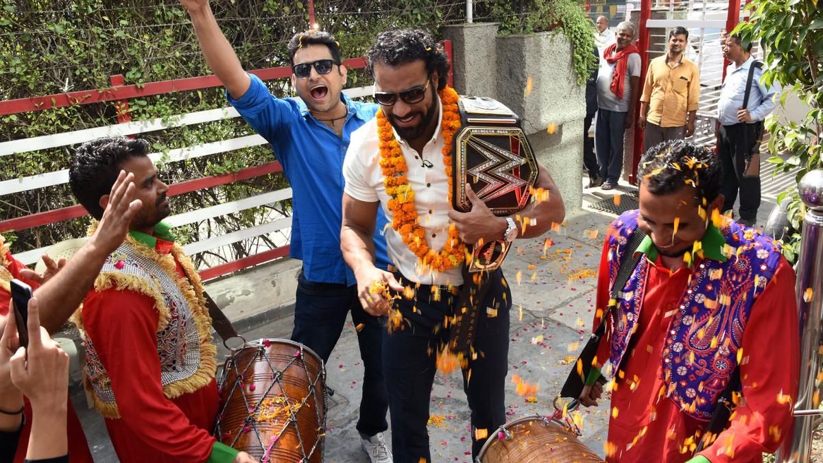 مباراة قوية بين المصارع " إى جى ستايلز " وبطل الإتحاد " جيندر ماهال "