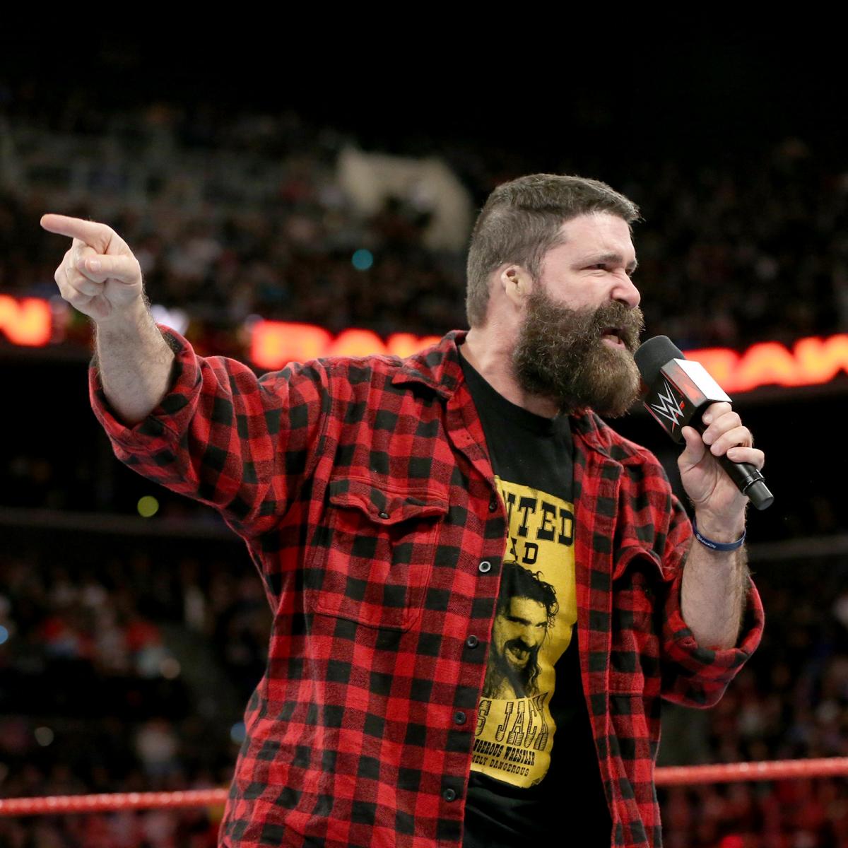 ميك فولى يستعين بسيدة إتحاد WWE بعد أن قامت بطرده من عرض الرو