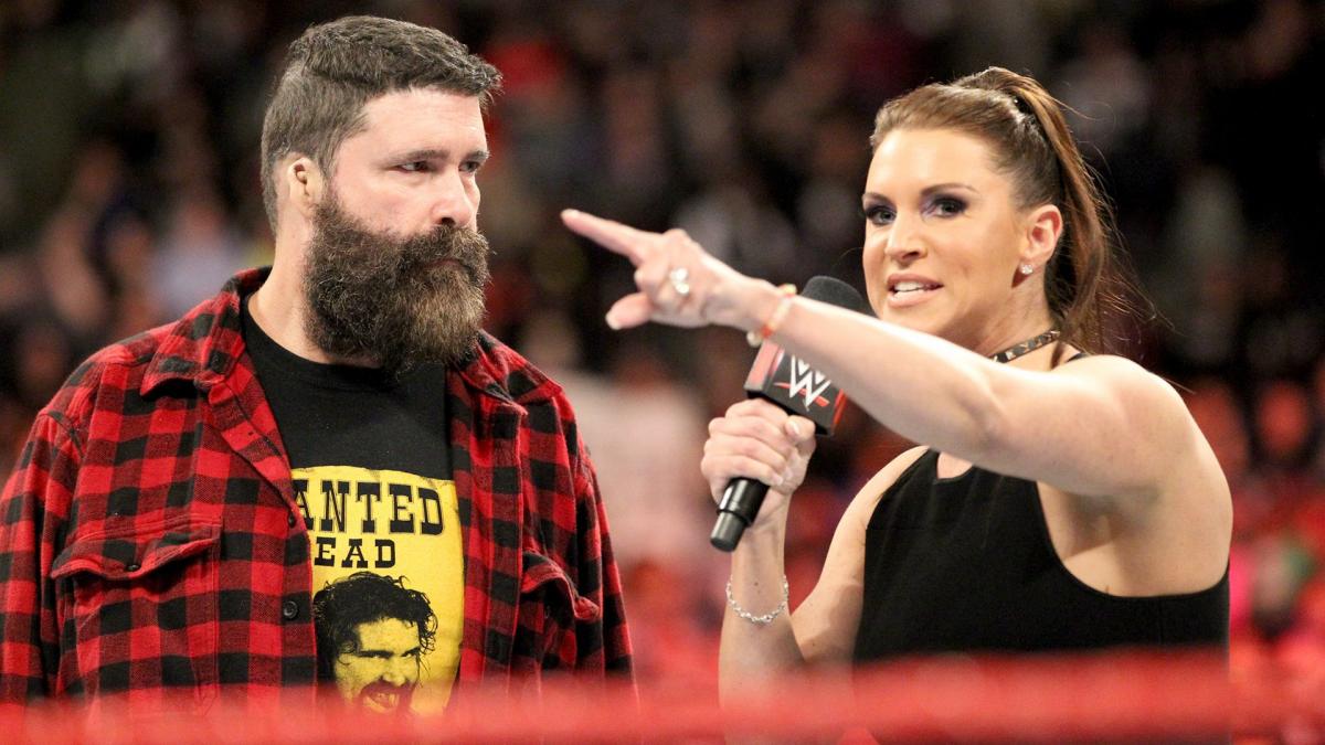 ميك فولى يستعين بسيدة إتحاد WWE بعد أن قامت بطرده من عرض الرو