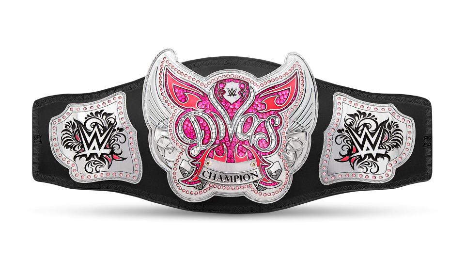 مصارعة سابقة تقوم بمصارعة مراسل لإحدى القنوات التلفزيونية