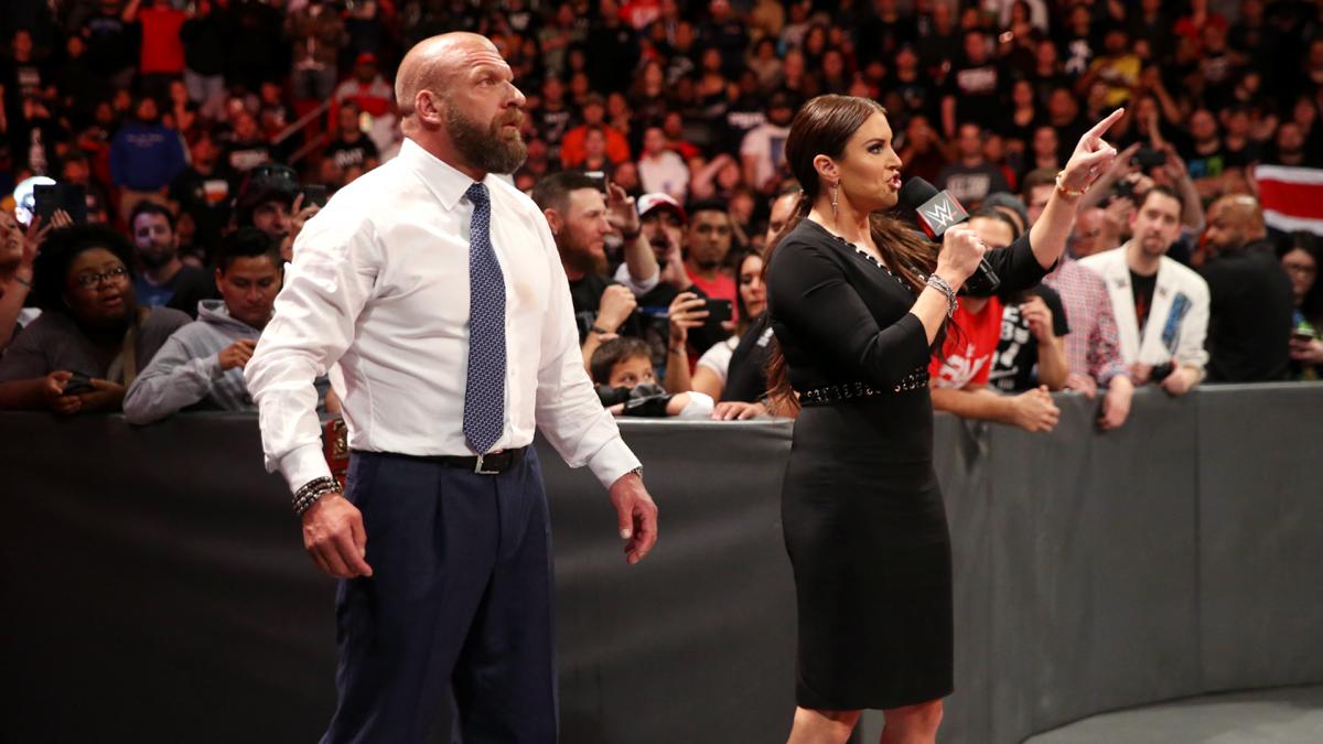 الفنان المصرى " محمد هنيدى " يتهرب من مواجهة المصارع الأسطورى " تريبل إتش "