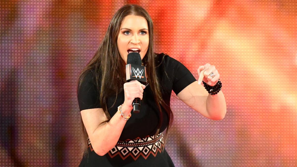 سيدة إتحاد WWE " ستيفانى ماكمان " تتحدى فريق " ذا شيلد " و " كيرت أنجل "