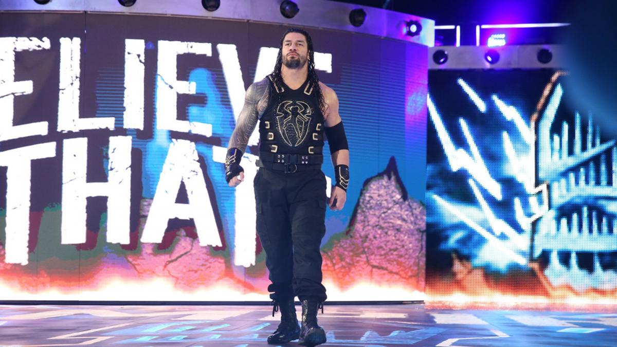 المصارع الفتى " رومان رينز " يواجهة المصارع " تريبل إتش " على أرض الحلبة