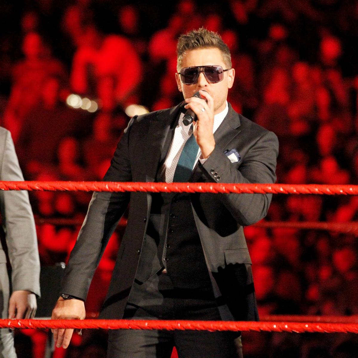 الإتحاد يقدم برنامجاً للمصارع المخادع "ذا ميز " وزوجته