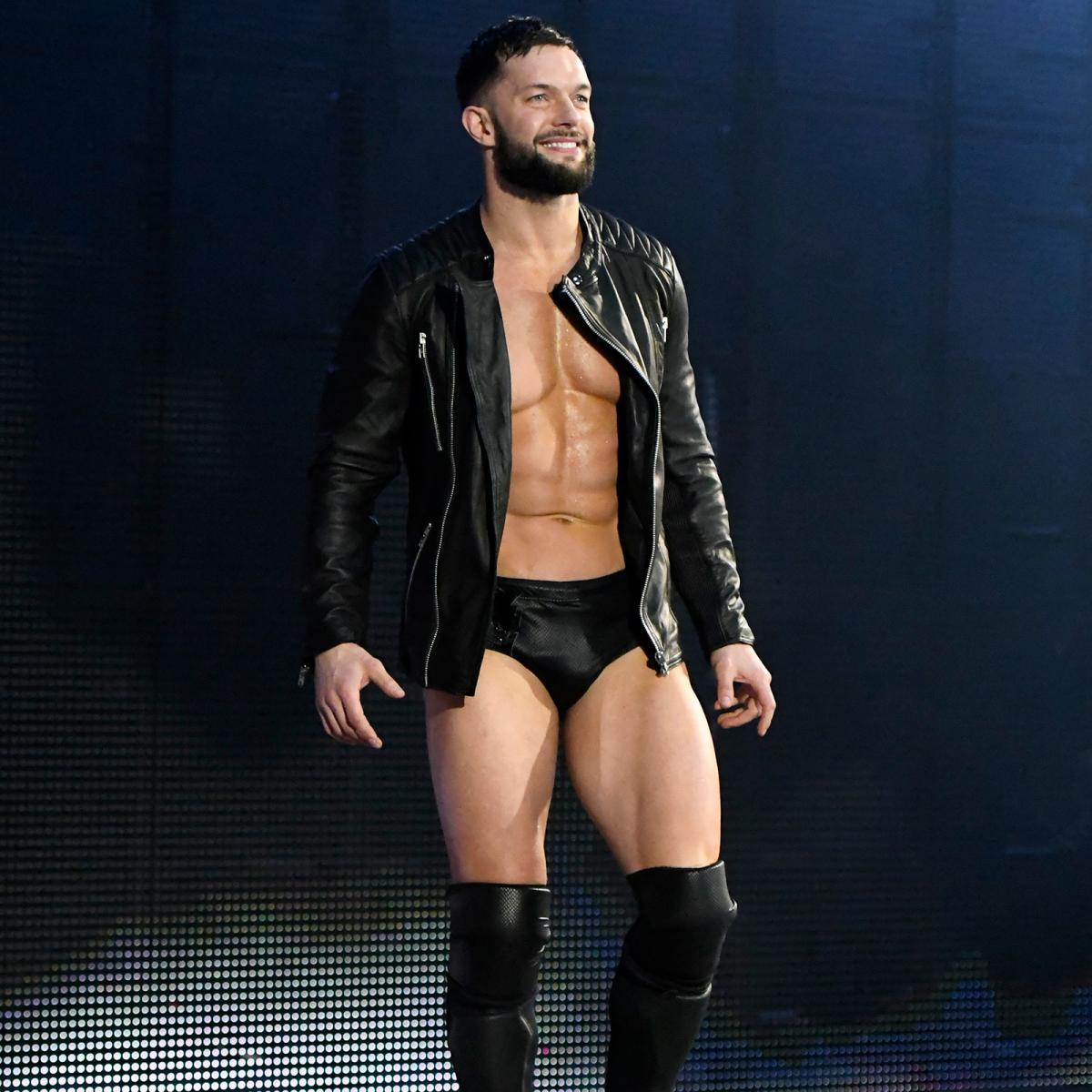 ذا روك يوجه رسالة قوية إلى المصارع الشيطان " فين بالور "