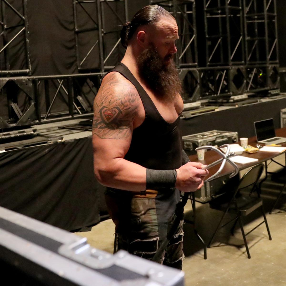 هذا ما فعله المصارع العملاق " برون سترومان " بالمصارعين " بروك ليسنر " و " كين "