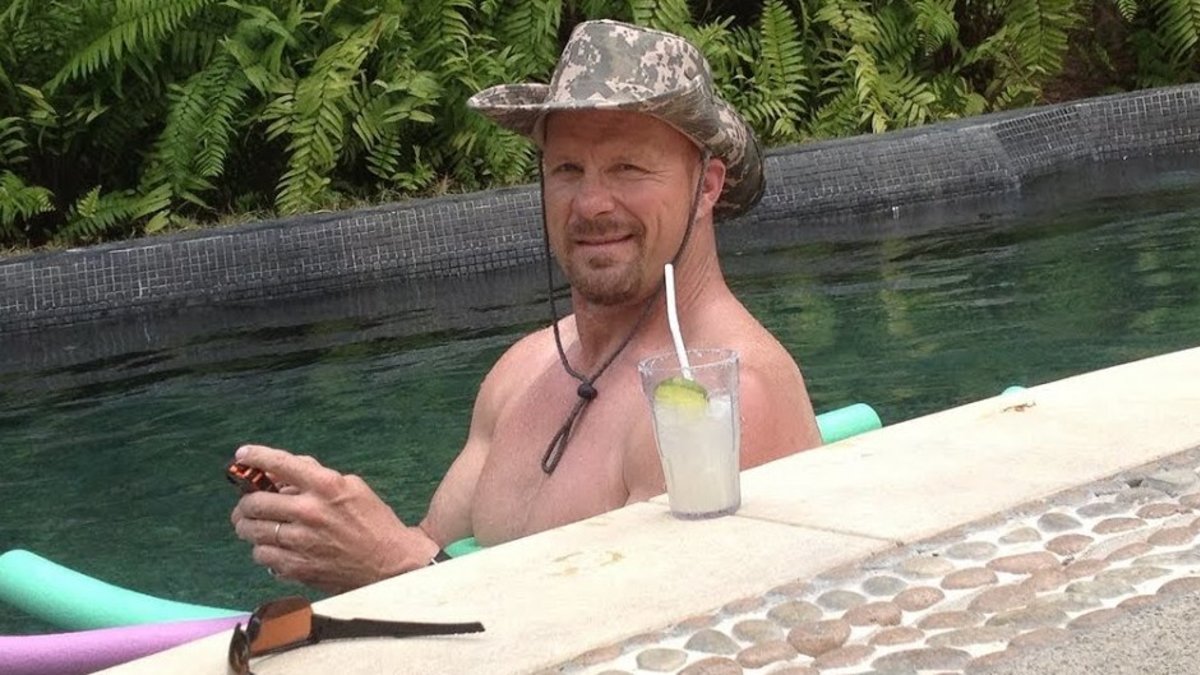 ما سبب بيع ستيف اوستن لمنزله الحالى ؟