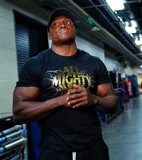 لماذا تم الغاء مواجهة لاشلى وشيمس فى عرض الرو امس ؟