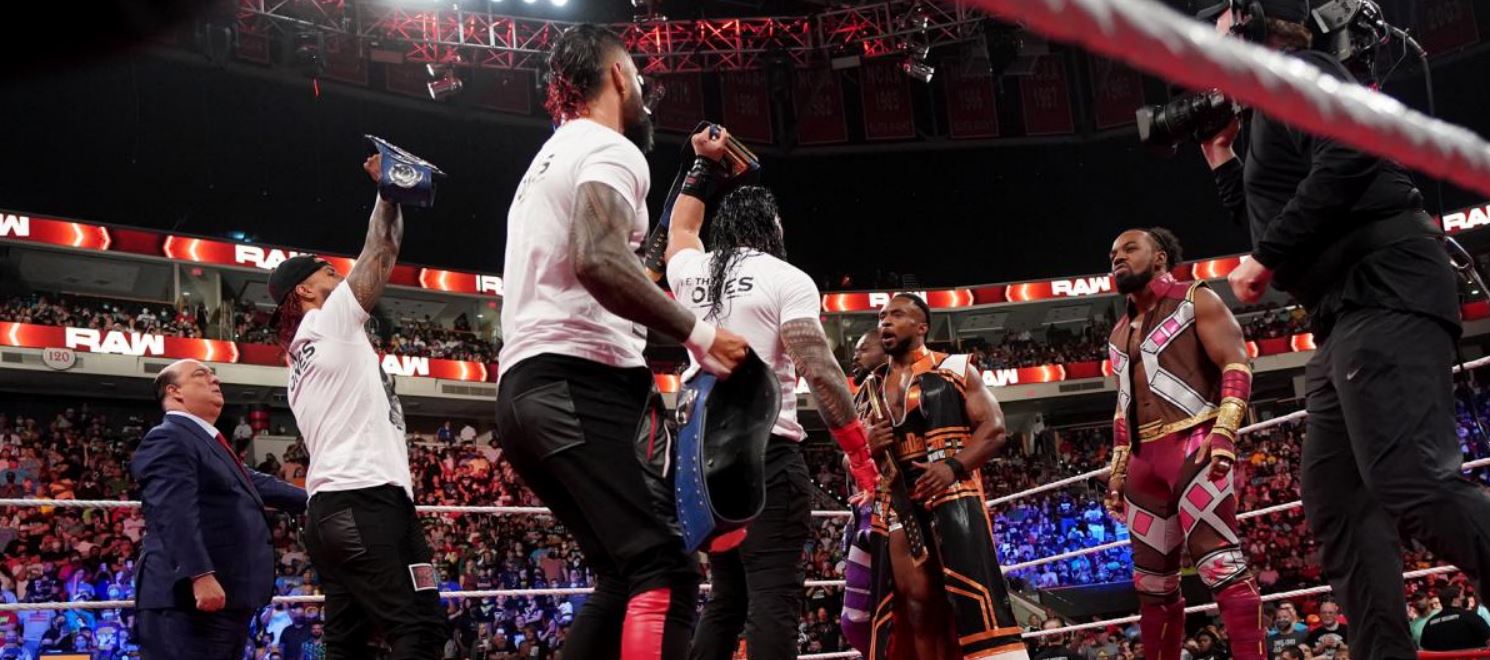 فينس مكمان يستغل وجود رومان رينز فى عرض الرو الاخير