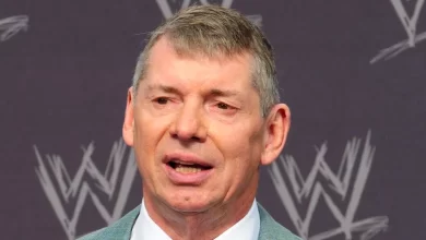 شاهد ظهور فينس مكمان لاول مرة بعد استقالته مع إمرأة مجهولة