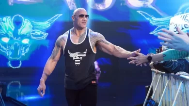 ذا روك يتفاعل مع جماهير عرض سماك داون بعد عودته الأخيرة