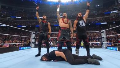 المصدر:- INC رومان رينز يتعرض لهجوم عنيف من ذا بلودلاين بعد سماك داون الأخير لم يظل "الزعيم القبلي الأصلي" رومان رينز متفوقًا على ذا بلودلاين لفترة طويلة بعد عودته في سمر سلام 2024 في بداية شهر أغسطس الحالى، حيث وقع ضحية لسولو سيكوا وتاما تونجا والعائد جاكوب فاتو في حلقة عرض سماك داون يوم الجمعة الماضية حيث نزل سيكوا وتونجا إلى المنحدر لبدء فقرتهم الخاصة. وطلب ​​سيكوا من جماهير أورلاندو الاعتراف به، لكنهما بدآ في الهتاف "OTC" بدلاً من الهتاف له. وأخبر سيكوا الجماهير أنه إذا لم يرغبوا في الاعتراف به، فلا بأس، لكنه يعرف رجلاً واحدًا يحتاج إلى فعل ذلك فقط. ونادى على رينز ليأتي صالة العرض. وعند ذلك انطلقت موسيقى رينز ، وخلع سيكوا إكليل الزهور الخاص به، فعليه أن يأتي ويحصل عليه ويخرج. رينز وحدق في سيكوا ، ويبدأ الاثنان في الشجار مع بعضهما البعض. ولاحق تونجا رينز، ولكن رينز ضربه وطرحه خارج الحلبة. وكان سيكوا يحاول إعادة رومان رينز الى الحلبة مرة اخرى ،ولكن رينز أستطيع السيطرة على الموقف ،ومن ثم يظهر النجم جاكوب فاتو وقام بإنقاذ سيكوا ومن ثم قام سيكوا وفاتو وتونجا بتوجيه ضربة قاضية لرينز وأخذ سيكوا اكليل الورد وقام بإرنداءه ،ووقف مع حلفاءه يتفاخرون بما فعلوا برينز من هجوم عنيف ،وبعد ذلك انتهى العرض وتدخل عدد كبير من العناصر الامنية ،للإطمئنان على رينز ولكن قام سيكوا وفريقه بالهجوم مرة اخرى على رينز. شاهد ايضا: عرض AEW Rampage الاخير 16-8-2024 كامل قناة مصارعة اون لاين عروض المصارعة الحرة اخبار المصارعة  *اعزاءنا المتابعين يمكنكم المشاركة بتعليقكم لمعرفة ارائكم حول هذا الموضوع*