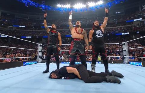 المصدر:- INC رومان رينز يتعرض لهجوم عنيف من ذا بلودلاين بعد سماك داون الأخير لم يظل "الزعيم القبلي الأصلي" رومان رينز متفوقًا على ذا بلودلاين لفترة طويلة بعد عودته في سمر سلام 2024 في بداية شهر أغسطس الحالى، حيث وقع ضحية لسولو سيكوا وتاما تونجا والعائد جاكوب فاتو في حلقة عرض سماك داون يوم الجمعة الماضية حيث نزل سيكوا وتونجا إلى المنحدر لبدء فقرتهم الخاصة. وطلب ​​سيكوا من جماهير أورلاندو الاعتراف به، لكنهما بدآ في الهتاف "OTC" بدلاً من الهتاف له. وأخبر سيكوا الجماهير أنه إذا لم يرغبوا في الاعتراف به، فلا بأس، لكنه يعرف رجلاً واحدًا يحتاج إلى فعل ذلك فقط. ونادى على رينز ليأتي صالة العرض. وعند ذلك انطلقت موسيقى رينز ، وخلع سيكوا إكليل الزهور الخاص به، فعليه أن يأتي ويحصل عليه ويخرج. رينز وحدق في سيكوا ، ويبدأ الاثنان في الشجار مع بعضهما البعض. ولاحق تونجا رينز، ولكن رينز ضربه وطرحه خارج الحلبة. وكان سيكوا يحاول إعادة رومان رينز الى الحلبة مرة اخرى ،ولكن رينز أستطيع السيطرة على الموقف ،ومن ثم يظهر النجم جاكوب فاتو وقام بإنقاذ سيكوا ومن ثم قام سيكوا وفاتو وتونجا بتوجيه ضربة قاضية لرينز وأخذ سيكوا اكليل الورد وقام بإرنداءه ،ووقف مع حلفاءه يتفاخرون بما فعلوا برينز من هجوم عنيف ،وبعد ذلك انتهى العرض وتدخل عدد كبير من العناصر الامنية ،للإطمئنان على رينز ولكن قام سيكوا وفريقه بالهجوم مرة اخرى على رينز. شاهد ايضا: عرض AEW Rampage الاخير 16-8-2024 كامل قناة مصارعة اون لاين عروض المصارعة الحرة اخبار المصارعة  *اعزاءنا المتابعين يمكنكم المشاركة بتعليقكم لمعرفة ارائكم حول هذا الموضوع*