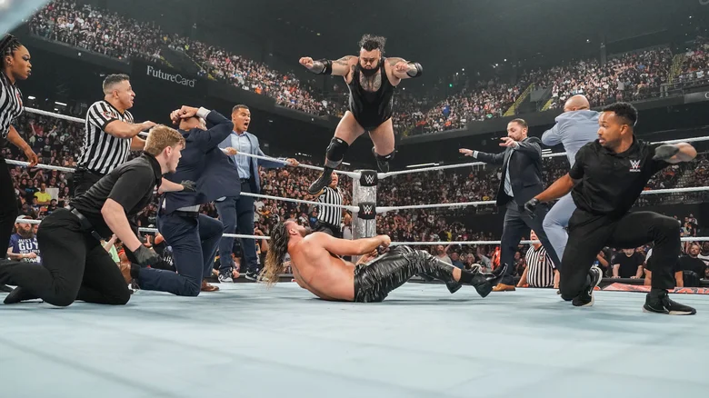 سلسة ضربات قاضية على سيث رولينز فى عرض الرو الأخير