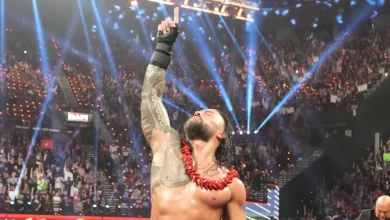 من خلف الكواليس فيديو يثير الجدل للنجم رومان رينز