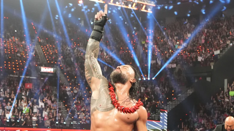 من خلف الكواليس فيديو يثير الجدل للنجم رومان رينز