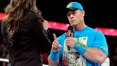 جون سينا يتجاهل تحوله إلى شرير ويشيد بستيفاني مكمان في لقاء مؤثر