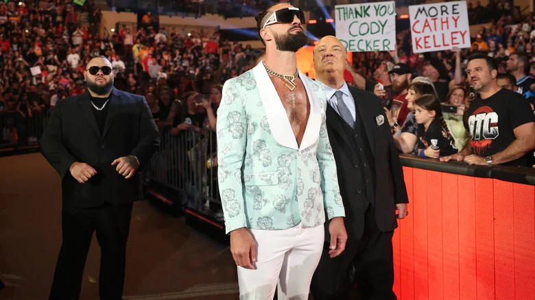 سيث رولينز يحسم تأهله لموني إن ذا بانك 2025 وسط فوضى وانفجار مفاجئ من سي إم بانك