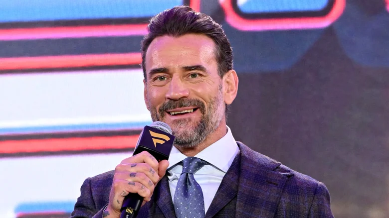 لحظة مؤثرة تجمع بين سى إم بانك وطفل مهرجان الفانز