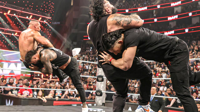 فيديو للأحداث الأخيرة للزعيم رومان رينز فى عرض الرو الأخير