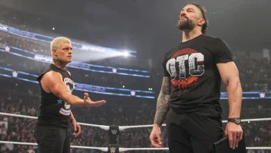 كودي رودز ورومان رينز وجهاً لوجه خارج الحلبة فى أكبر الساحات