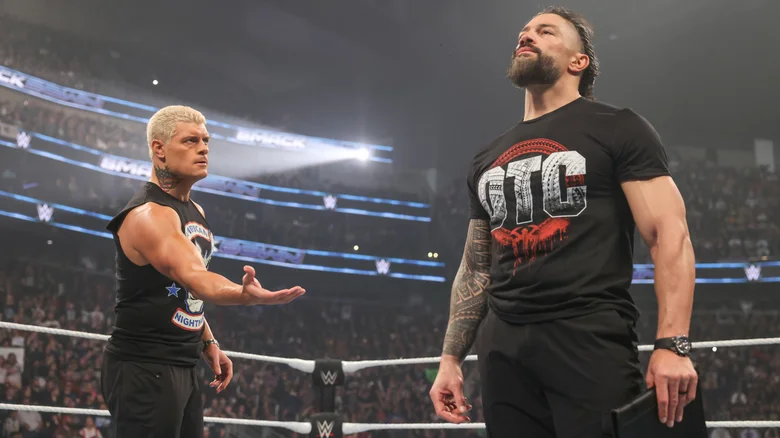 كودي رودز ورومان رينز وجهاً لوجه خارج الحلبة فى أكبر الساحات