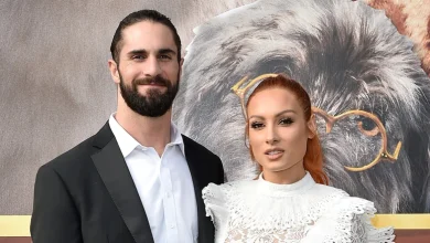 نجوم WWE سيث رولينز وبيكي لينش يتعرضان لسطو ليلي أمس