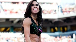 إي جاي لي تفاجئ جماهير WWE بعودتها بعد غياب استمر 10 سنوات