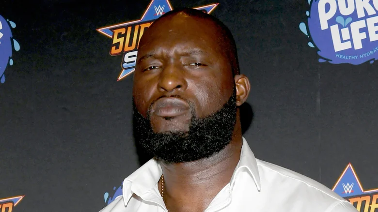 عودة نارية تلوح في الأفق أوموس يلمح لتكوين تحالف صادم عند عودته