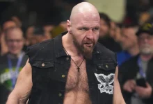 توني خان يفجر مفاجأة مدوية جون موكسلي كان يعمل وهو مصابًا طوال عام الانتصارات