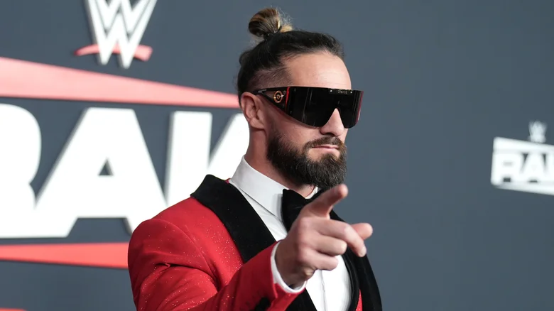 سيث رولينز يتأمل مسيرته داخل الحلبة ويؤكد الاعتزال ما زال بعيدًا