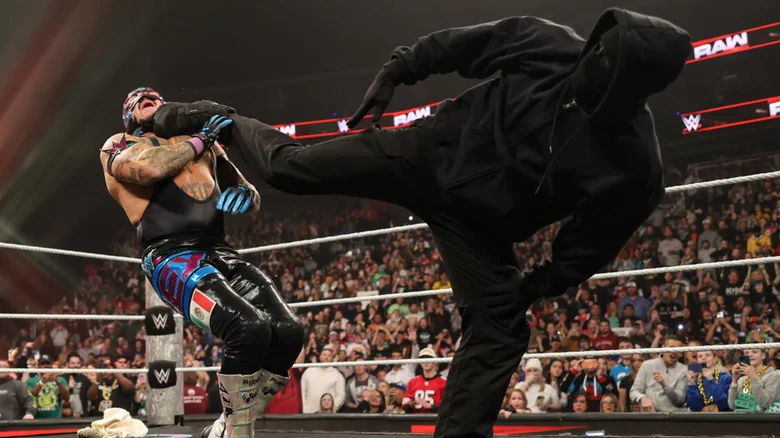 لغز المصارع المقنع يزداد غموضا داخل عروض WWE الرئيسية