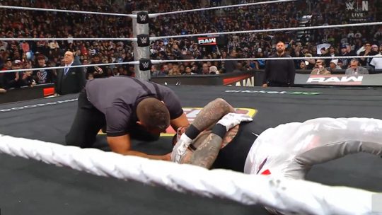 قلق خلف الكواليس بعد إصابة ري ميستريو في عرض الرو الأخير قبل الرويال رامبل 2026