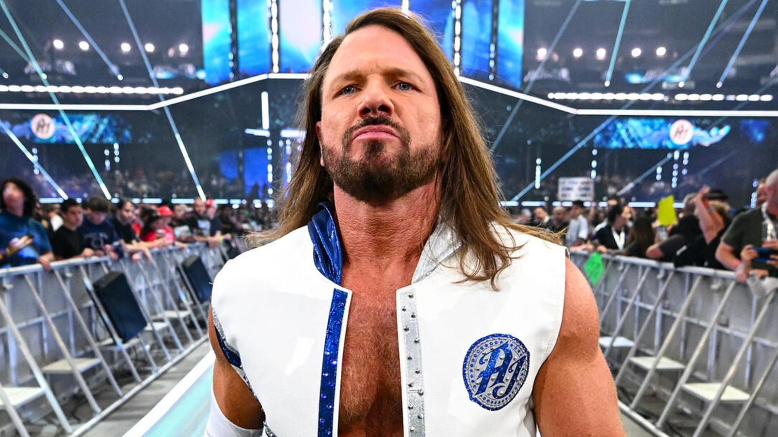 إيه جيه ستايلز يشيد بأسطورة التعليق: هل نستهين بمايكل كول في WWE WWE؟