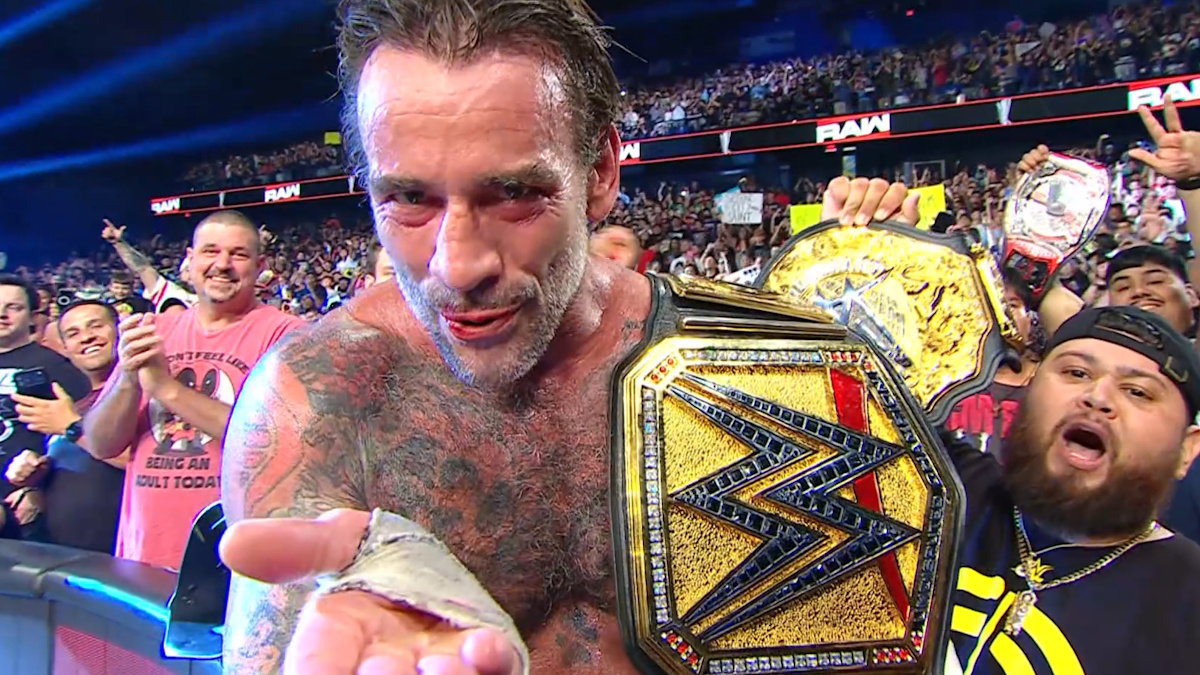 تغيير جذري في وضع سي إم بانك داخل WWE بعد تتويجه ببطولة بلا منازع