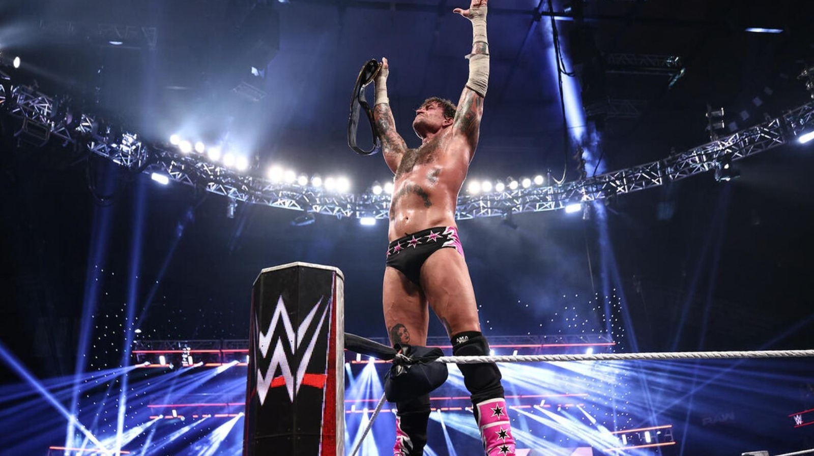 سي إم بانك يتحدث بصراحة عن مشاعره بعد تتويجه بلقب WWE في أعقاب راسلمينيا 42