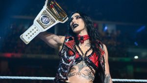 صدمة في WWE: بطلة مؤقتة للسيدات في سمر سلام بمباراة سلالم مثيرة!