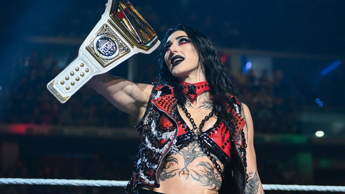 صدمة في WWE: بطلة مؤقتة للسيدات في سمر سلام بمباراة سلالم مثيرة!