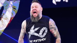 صدمة للجماهير: إصابة كيفين أوفينز في عرض WWE المحلي تثير المخاوف قبل عرض راسلمينيا