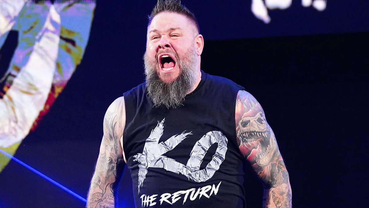 صدمة للجماهير: إصابة كيفين أوفينز في عرض WWE المحلي تثير المخاوف قبل عرض راسلمينيا