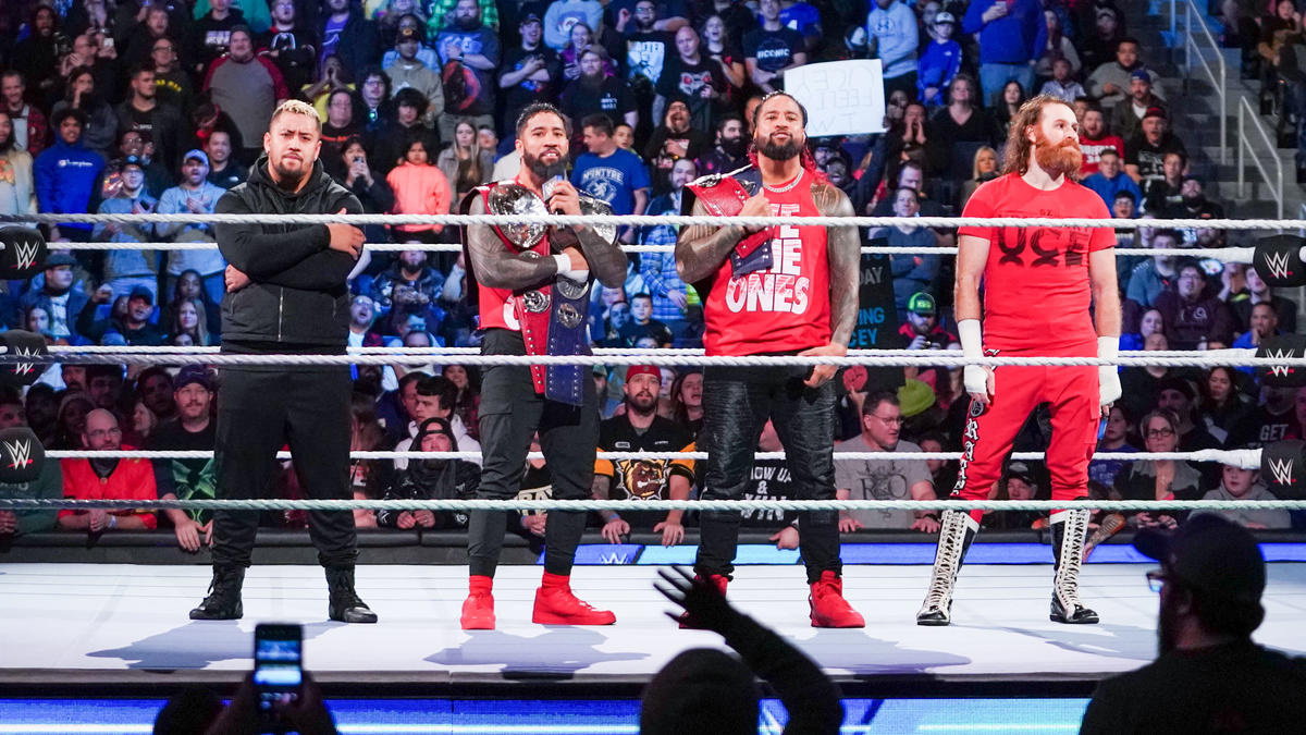 كواليس مثيرة: WWE ألغت اسماً لفريق شهير في عرض راو لهذا السبب