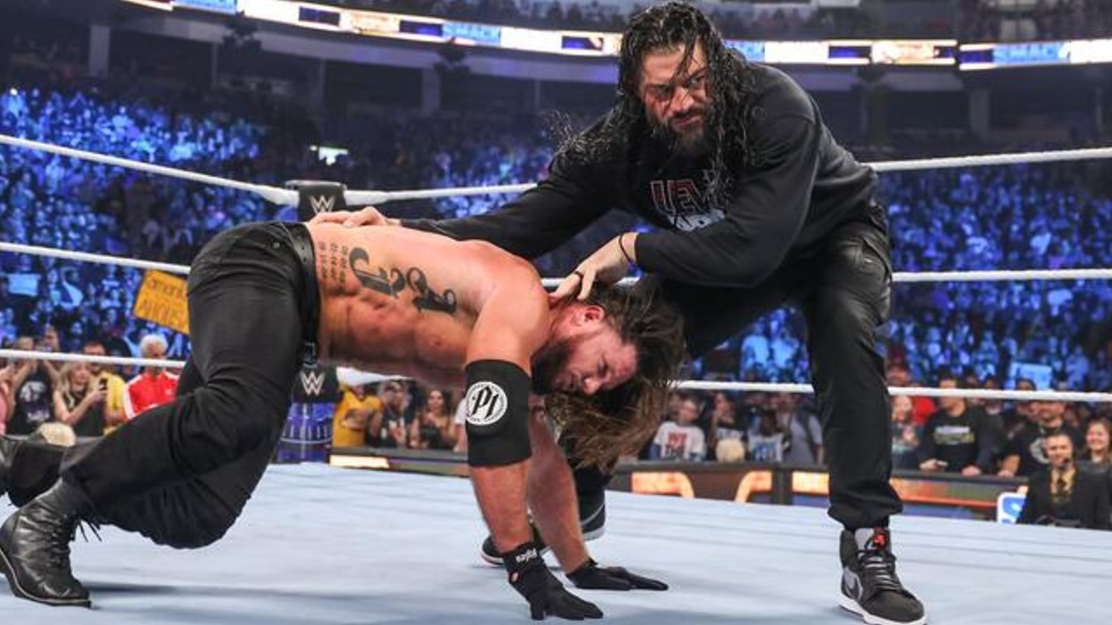 إيه جاي ستايلز يكشف كواليس علاقته المتوترة مع رومان رينز في بداياته بـ WWE