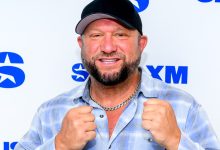 بولي راي يتمنى كواليس مواجهة رومان رينز وإل أيه نايت في موني إن ذا بانك عبر برنامج WWE Unreal