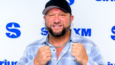 بولي راي يتمنى كواليس مواجهة رومان رينز وإل أيه نايت في موني إن ذا بانك عبر برنامج WWE Unreal